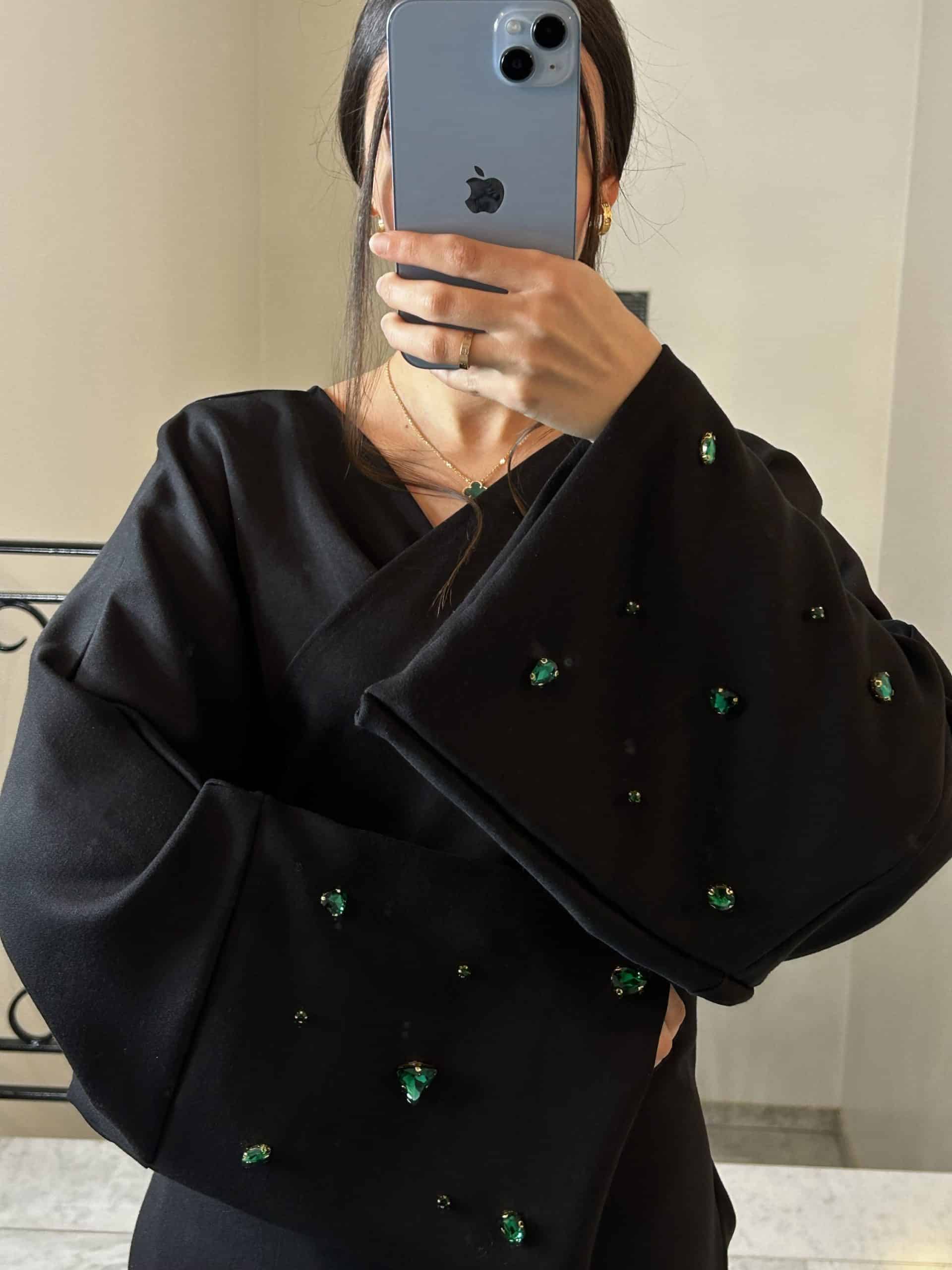 Robe noire perlée – détails vert