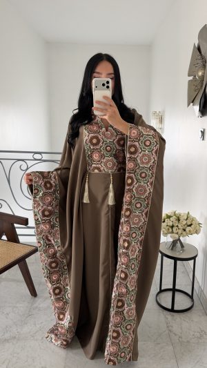 عباءة مطرزة بالخرز [بني]