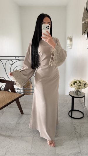 Robe cintrée manches en dentelle [BEIGE]